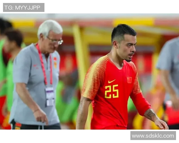 足球明星与妻子甜蜜亲吻瞬间展现幸福生活的温馨画面 足球明星与妻子甜蜜亲吻瞬间展现幸福生活的温馨画面