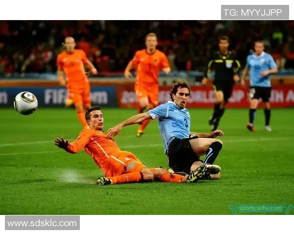 足球明星遭粉丝调侃引发热议球场表现与公众形象的反差引人深思 足球明星遭粉丝调侃引发热议球场表现与公众形象的反差引人深思