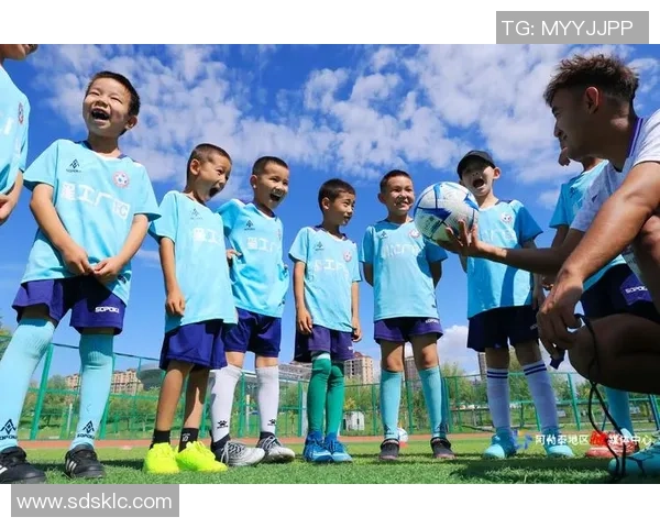 足球明星的搞笑日常：当绿茵场遇上幽默风趣的奇妙冒险